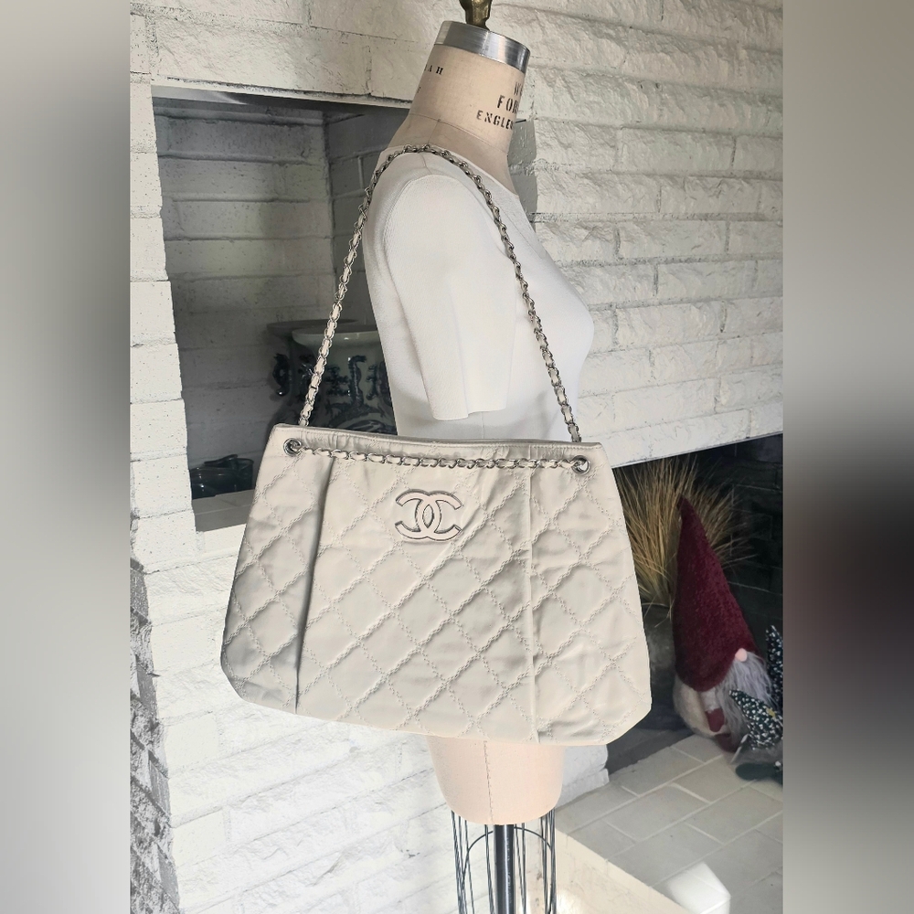 Auth CHANEL '13 Ltd. Ed. Cruise Line Double Stitch Hamptons Tote - Picture 5 of 16